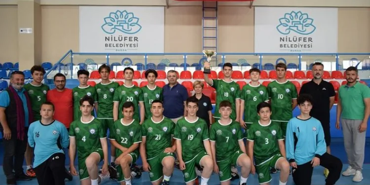 Nilüfer hentbol altyapı takımları kupayla döndü