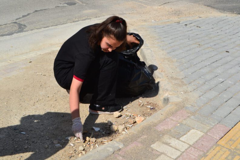 Bursalı öğrenciler sokakları temizledi