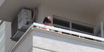 Eşyaları aşağı attığı balkondan ertesi gün düşerek öldü