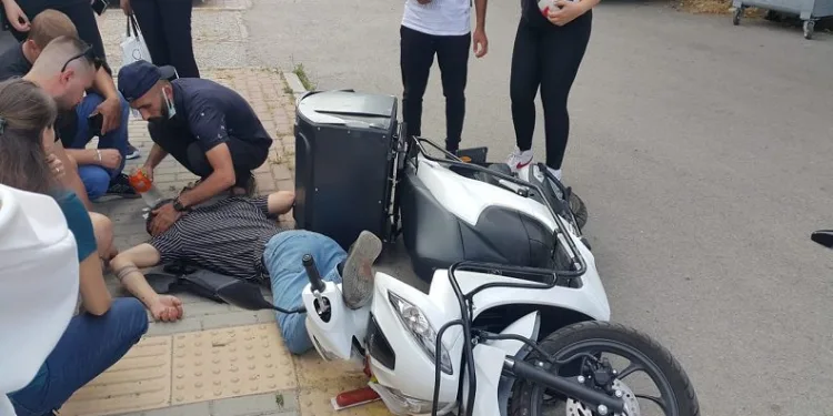 Bursa’da motokurye otomobille çarpıştı