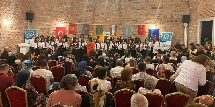 Kültür Akademisi’nde Gençleşen Türküler rüzgarı
