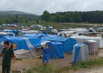 500 işçinin bulunduğu çadır kent sular altında kaldı