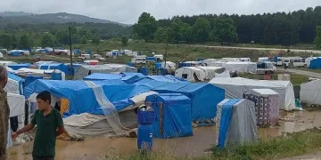 500 işçinin bulunduğu çadır kent sular altında kaldı