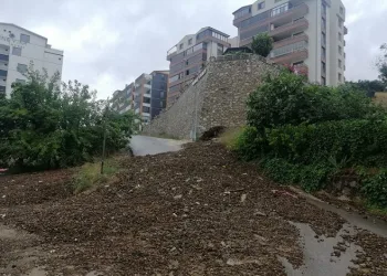 Aşırı yağışlar okul bahçesini çamurla doldurdu