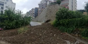 Aşırı yağışlar okul bahçesini çamurla doldurdu