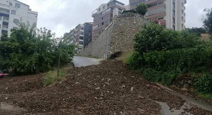 Aşırı yağışlar okul bahçesini çamurla doldurdu