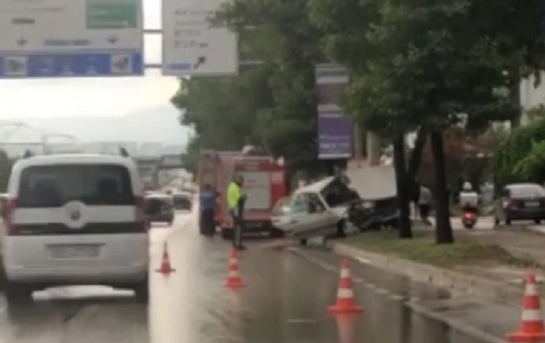 Bursa'da kontrolden çıkan otomobil ağaca çarptı