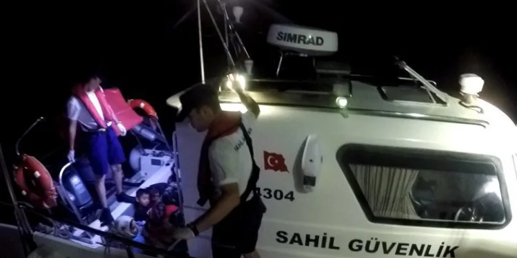 Çanakkale açıklarında 13 düzensiz göçmen kurtarıldı