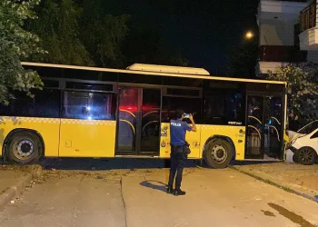 Ehliyetsiz görevli otobüsle sokağa daldı