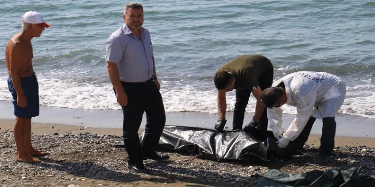 Emekli öğretmen denizde boğuldu