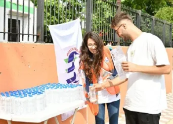Mustafakemalpaşa’da sınava giren öğrencilere su ikramı