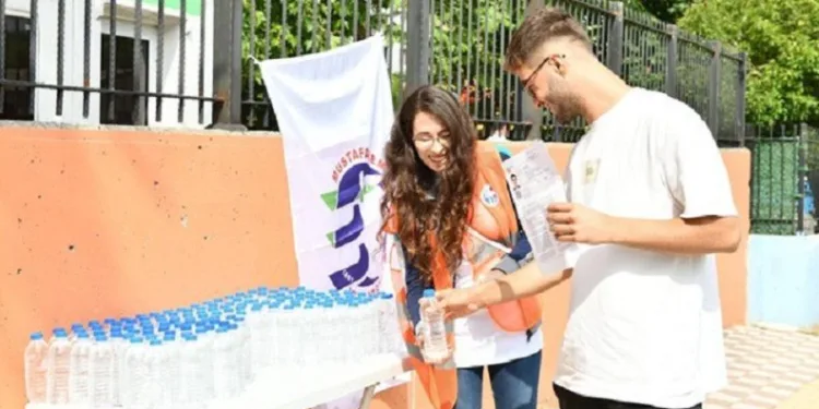 Mustafakemalpaşa’da sınava giren öğrencilere su ikramı
