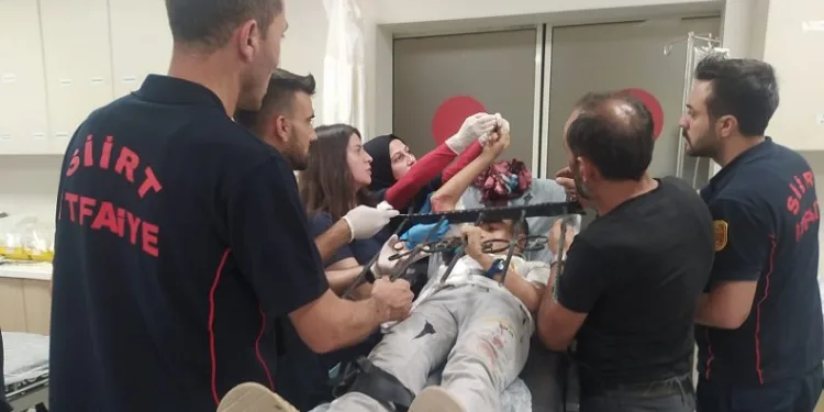 Oyun oynarken koluna demir saplandı
