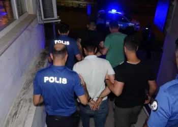 Bursa’da yaşlı kadının ihbarıyla çatıda yakalandılar