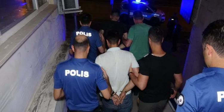 Bursa’da yaşlı kadının ihbarıyla çatıda yakalandılar