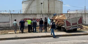 Freni boşalan kamyonet duvara çarptı: Sürücü hayatını kaybetti