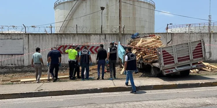 Freni boşalan kamyonet duvara çarptı: Sürücü hayatını kaybetti