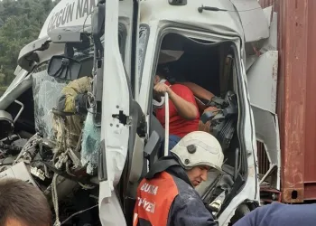 Bursa’da tır sürücüsü araçta sıkıştı