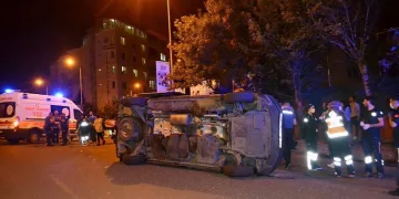 İYİ Partilileri taşıyan minibüs devrildi