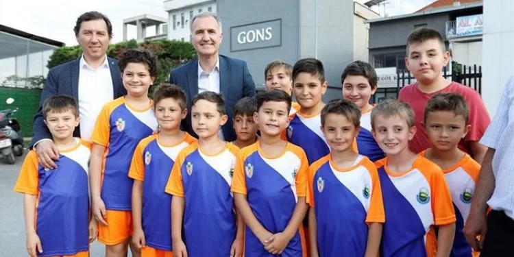 Yüzme şenliğinde alt yapı sporcuları madalyalarına kavuştu