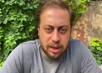 Acil doktorunu koridor boyunca darp ettiler