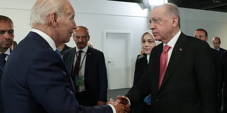 Cumhurbaşkanı Erdoğan ve Biden’den ayaküstü sohbet