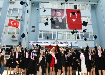Mehmet Kanar öğrencileri mezuniyet töreninde yalnız bırakmadı