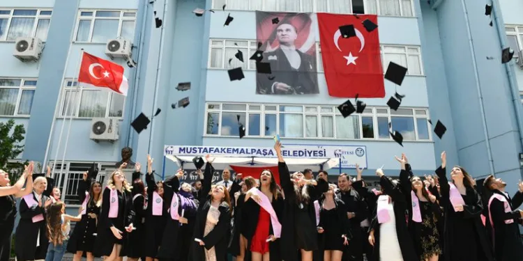 Mehmet Kanar öğrencileri mezuniyet töreninde yalnız bırakmadı