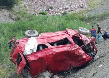 Minibüs uçuruma yuvarlandı: 4 ölü