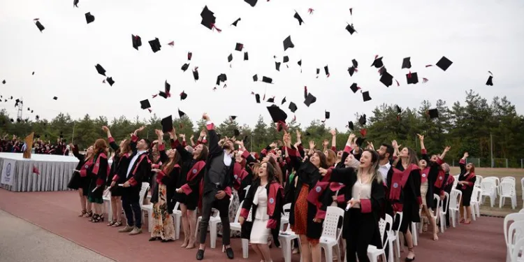Bursa’da 156 hemşire diplomalarına kavuştu