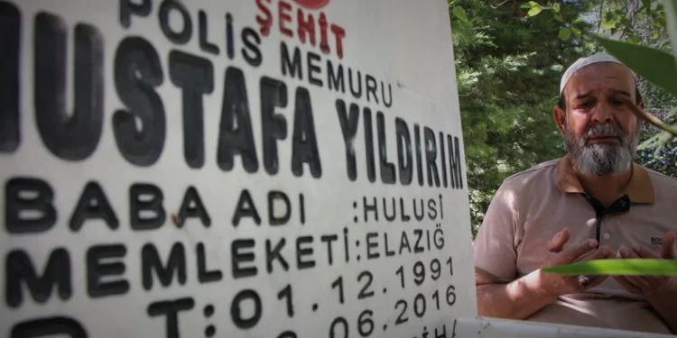 Babalar gününde şehit oğluna ziyaret