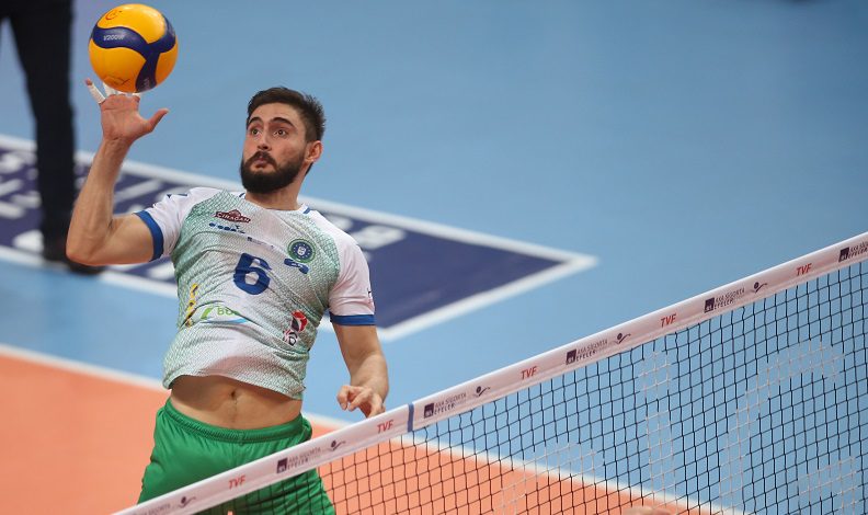 Bursa Büyükşehir Belediyespor Erkek Voleybol Takımı Fatih Cihan'ı transfer etti