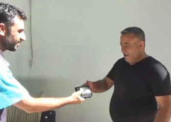 Yerde bulduğu cüzdanı sahibine teslim etti