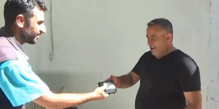 Yerde bulduğu cüzdanı sahibine teslim etti