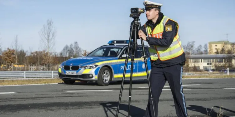Polise el hareketi yapan sürücüye ceza