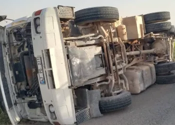Buğday yüklü TIR devrildi: 2 yaralı