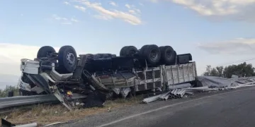 Kamyonun altında kalan şoför hayatını kaybetti