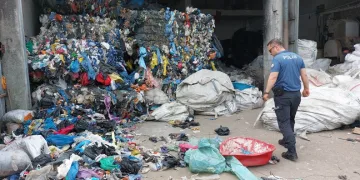 Üzerine atık balyası düşen kadın öldü