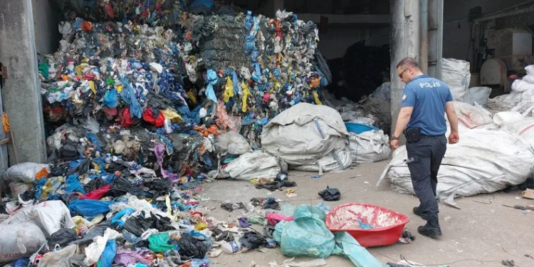Üzerine atık balyası düşen kadın öldü