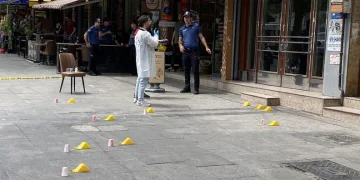 Kavga ettiği babasının iş yerini kurşunladı