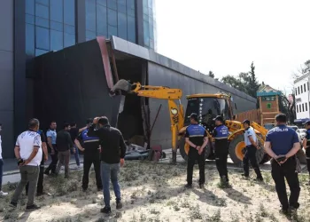 Bursa’da iş merkezinin kaçak bölümlerini belediye yıktı