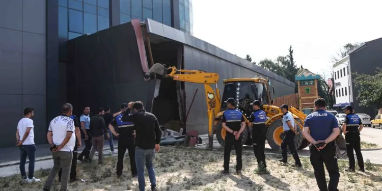 Bursa’da iş merkezinin kaçak bölümlerini belediye yıktı