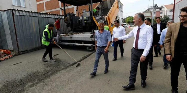 İnegöl’de 12 sokakta yol kaplama çalışmaları yapılıyor