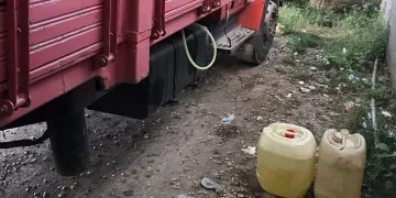 Kamyondan mazot çalarken yakalandılar