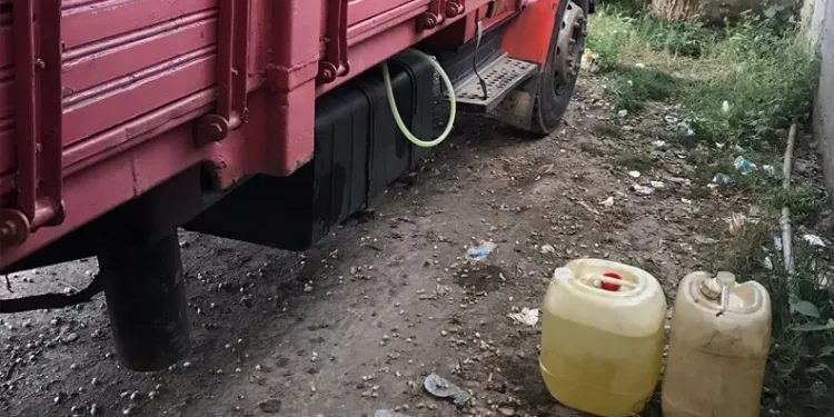 Kamyondan mazot çalarken yakalandılar