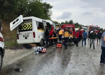 Katliam gibi kaza! Minibüs tankerle çarpıştı: 8 ölü