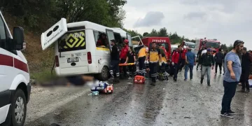 Katliam gibi kaza! Minibüs tankerle çarpıştı: 8 ölü