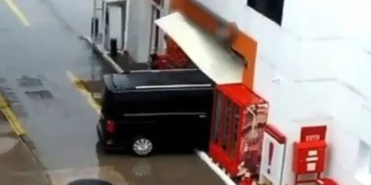 Bursa’da kalp krizi geçiren sürücü markete daldı