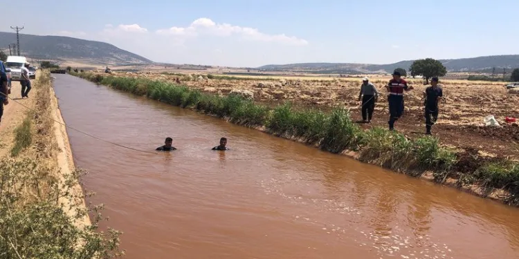 Sulama kanalına giren 2 kardeş boğuldu