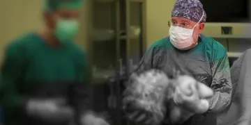 Hastanın karnından çıktı! 40 yıllık doktor bile şaşırdı
